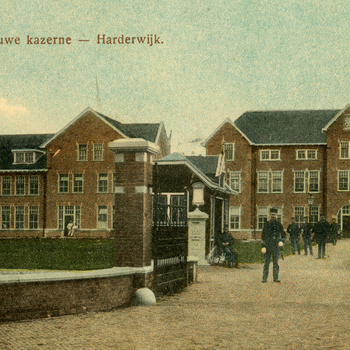Prentbriefkaart, getiteld 'Ingang nieuwe kazerne - Harderwijk'
