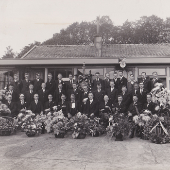 Groepsfoto van het bestuur en leden van de Stedelijke Harmonie ter gelegenheid van het 60 jarig bestaan