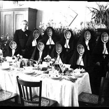   Groep met nonnen in het nutsgebouw te Zaltbommel.