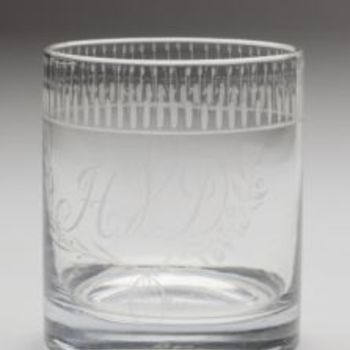 glas met dikke bodem, gedecoreerd met initialen van notaris Van Dieden, 1813