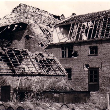     Gebombardeerde boerderij in de Voorstraat te Ammerzoden.