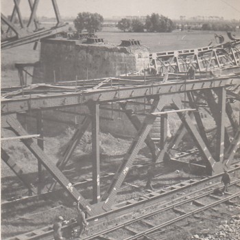   Vernielde bruggen bij  Zaltbommel 1940