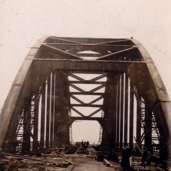     Aanbouw brug bij Hedel.