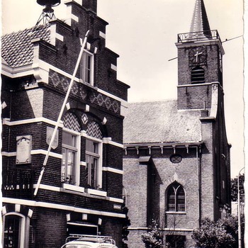     Heerewaarden,Gem.huis en Ned Herv Kerk.