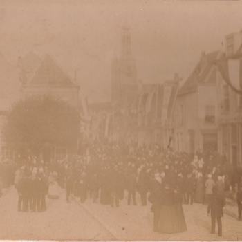   Optocht Prins Maurits 1890 op de Markt te Zaltbommel