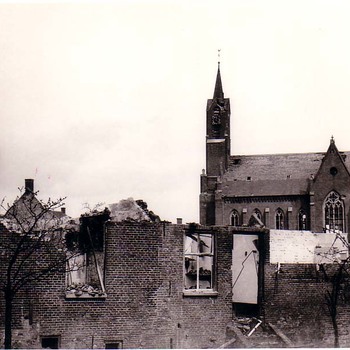    Verwoestehuizen en R.K.Kerk te Alem.