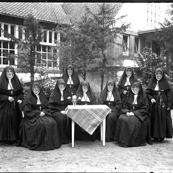     Groep met nonnen in de tuin van het nutsgebouw te Zaltbommel.