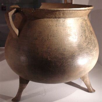 bronzen vat (grape) op drie pootjes archeologische opgraving uit de Agnietentuin te Zaltbommel datering ca 1500-1572
