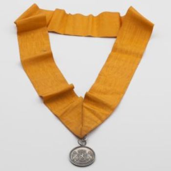 ambtsketen van zilver "Gemeente Poederoijen" tweede helft 19de eeuw met oranje/geel draaglint.