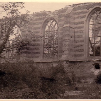      Verwoeste zijmuur van Ned Herv kerk te Kerkdriel.