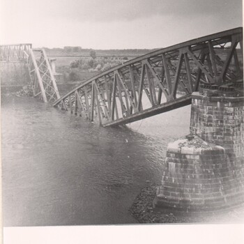   Vernielde bruggen te Zaltbommel 1940
