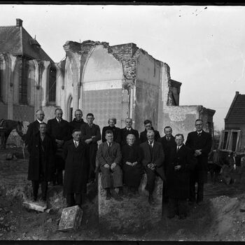   Groep mensen bij de verwoeste kerk in Ammerzoden.