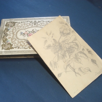 album amicorum. Versierd doosje met zeven kaartjes, tekeningen, versjes in een vriendschappelijke- en amoureuze toon. Periode 1855-1875.