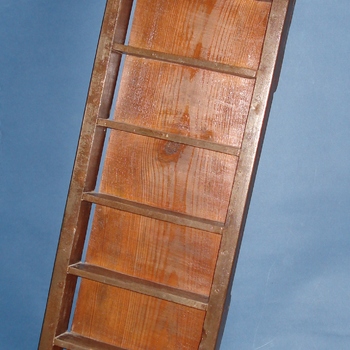 steenvorm van hout en metaal, bruin gebeitst 1900-1940 Overgedragen aan Museum Bezoekerscentrum de Grote Rivieren Heerewaarden 2-03-2016