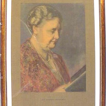 portret van koningin Wilhelmina, borststuk. In houten lijst achter glas. Jaar 1948