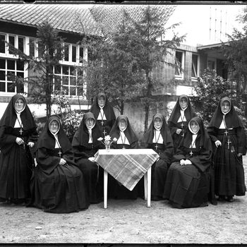    Groep nonnen in de tuin van het nutsgebouw te Zaltbommel.