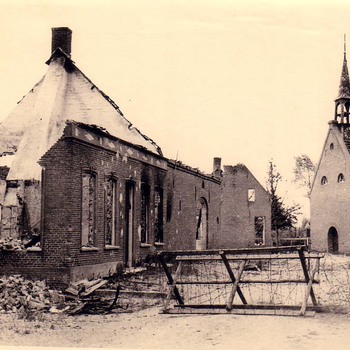   Verwoeste huizen en kerk te Alem.