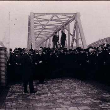    Opening verkeersbrug bij Zaltbommel. 1933