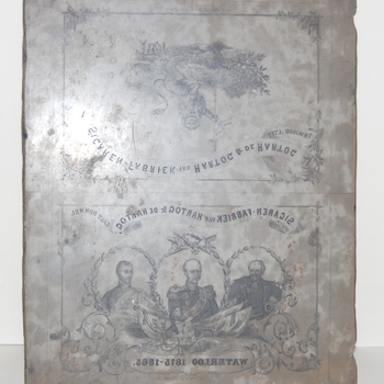 lithosteen. Rechthoekige kalksteen met aan één zijde een lithovoorstelling uit twee delen. Drie portretten in lauwerkrans en een leeuw. Tekst van sigarenfabriek. Jaar 1865.