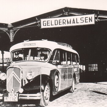    Citroënbus RC 47 van de ATO bij het station van Geldermalsen 1935