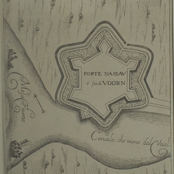 plattegrond fort Nassau of De Voorn met de rivieren Maas en Waal. Latijnse opschriften. Gravure.