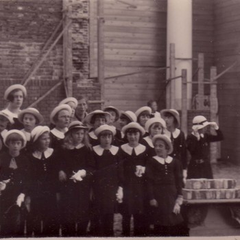     Groep meisjes van het pensionaat van schipperskinderen.