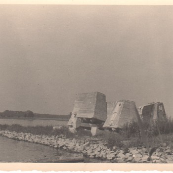   Pijlers van de brug bij Zaltbommel, aan de kant van Waardenburg.