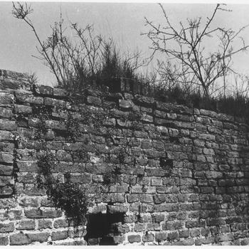    Resten van de stadsmuur zuidzijde van de stad