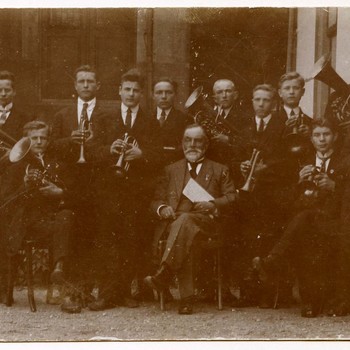 Neerbosch' muziekkorps met dirigent Arie Sneep