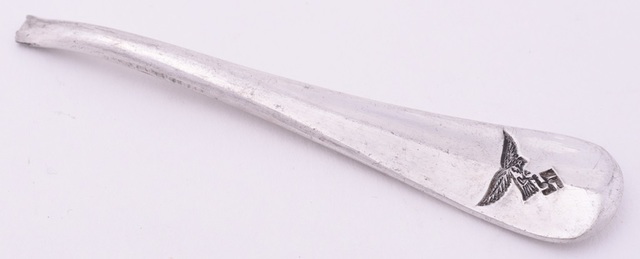 Steel van een vork of lepel met adelaar en swastika van de Luftwaffe