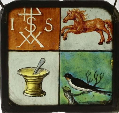 Glasraamfragment met huismerk, paard, vijzel, zwaluw