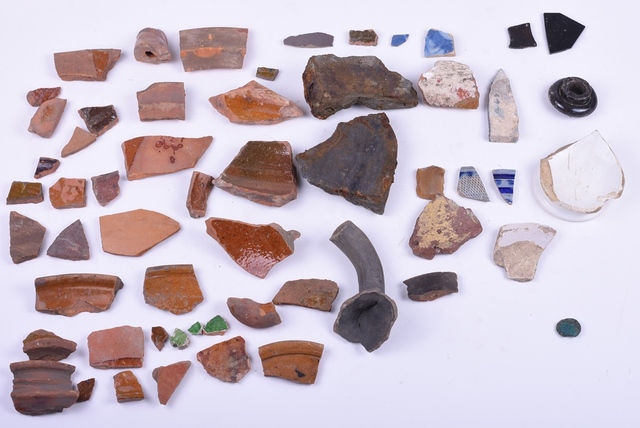 Fragmenten van aardewerk, steengoed, koper, vuursteen en glas