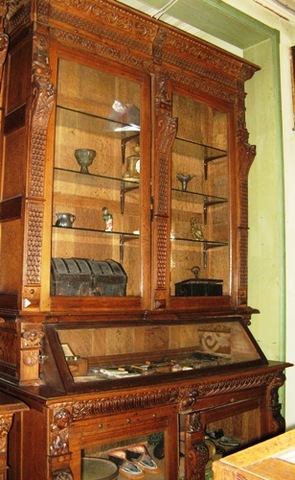 Accommodatie Sociologie Doorlaatbaarheid Kast van eikenhout, aangepast als vitrinekast met ingezette glazen, 17de  eeuws met 20ste eeuws opzetstuk -
