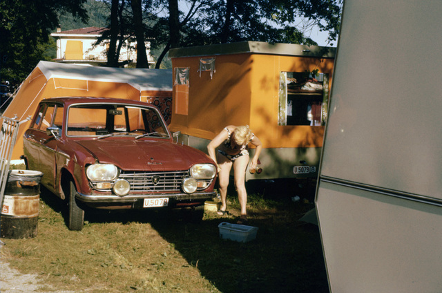 Vrouw wast Peugeot op camping, ca. 1975