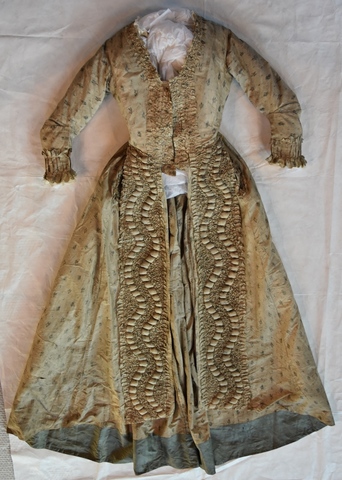 Overkleed van het type "sack" of robe à la française"