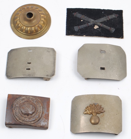 Bulk van 4 gespen waarvan een met opschrift 'Gott mit uns', insigne met twee gekruiste kanonnen en een rond stuk metaal