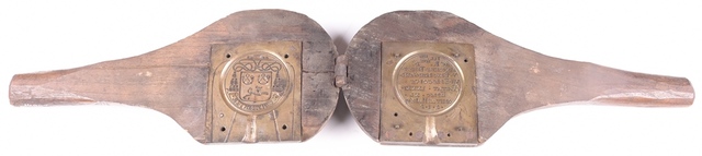 Gietvormen (in houten kader) voor de penningen voor de jaarmissen  van bisschop Antonius Triest