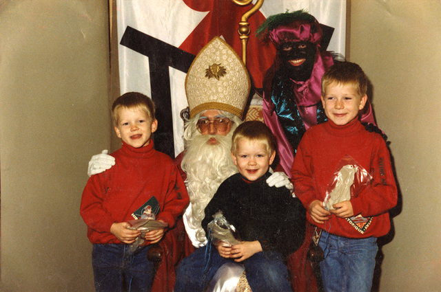 Drie jongens bij Sinterklaas en Zwarte Piet, ca. 1988