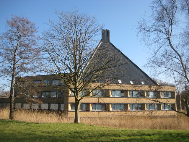 Wetenschap hetzelfde Poging Hoefstede complex met voormalig Ahrend kantoor, hoek Martin Luther Kingweg,  zicht vanaf Aart de Gelderlaan en Hoevervaart -