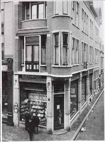 021771 - Boekhandel W. Bergmans op de hoek Heuvelstraat - Langestraat omstreeks 1913. Boven de winkel was de eerste Tilburgse leeszaal  gehuisvest