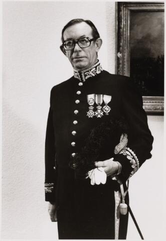 103373 - Burgemeester C. Becht in groot tenue. (1957-1975)