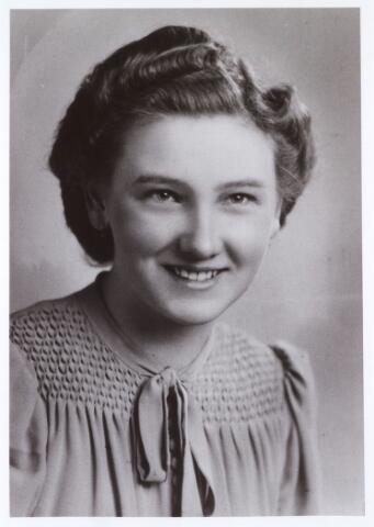 013648 - WO2 ; WOII ; Tweede Wereldoorlog. Verzet. Verzetstrijdster Leonie van Harssel, geboren op 8 december 1919, hielp Britse piloten vluchten naar het buitenland. In de oorlog werkte ze als doktersassistente, tot ze op 9 juli wordt gearresteerd en via Vught en Haaren in concentratiekamp Dachau terechtkomt. Ze overleeft de oorlog