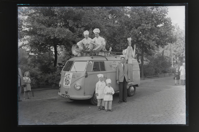 654116 - Middenstand. Promotie met geluidswagen voor moederdag. De geluidswagen (Volkswagen Transporter) was van de firma van Boxtel.