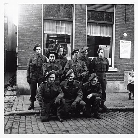 012134 - WO2 ; WOII ; Tweede Wereldoorlog. Bevrijding. Groep Schotse militairen, behorend tot de King's Own Scottish Borderers, voor de Pontschool aan de Noordstraat.