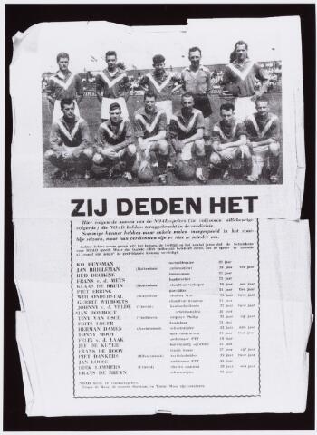 054197 - Sport. Voetbal. Noad terug in de ere-divisie;  Flyer met foto van het winnende elftal en daaronder alle namen van namen van de 21 spelers van het team. Op de foto staande v.l.n.r. R. Dechène, Fr.v.d.Meijs, T. Mooy, K. Huysman, J. Brilleman; zittend v.l.n.r. Johnny v.d. Velde, Felix van de Laak, Jan Rombout, Piet Ebbing, Tiny van Osch en Frits Louer.

De foto is gemaakt in het sportpark aan de Goirleseweg en werd in 1960 uitgereikt na een promotiewedstrijd voor de eredivisie. 