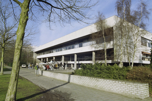 TLB023000020_001 - Kunstonderwijs. Exterieur Tekenacademie Tilburg. Gerealiseerd in 1972. Ontwerp van Architectenbureau Maaskant van Dommelen Kroos en Senf. en is gebouwd tussen 1965 en 1972. 